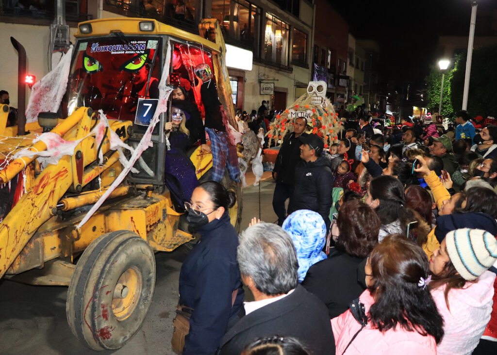 Colorido de carros alegóricos por Día de Muertos en Huixquilucan