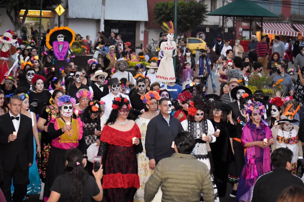 Tony Rodríguez y esposa en Desfile de Catrinas y Catrines en Tlalnepantla