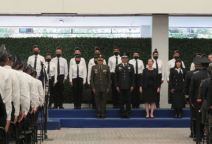 Entre cadetes y comandantes, mandos y la presidenta de Naucalpan, Angélica Moya