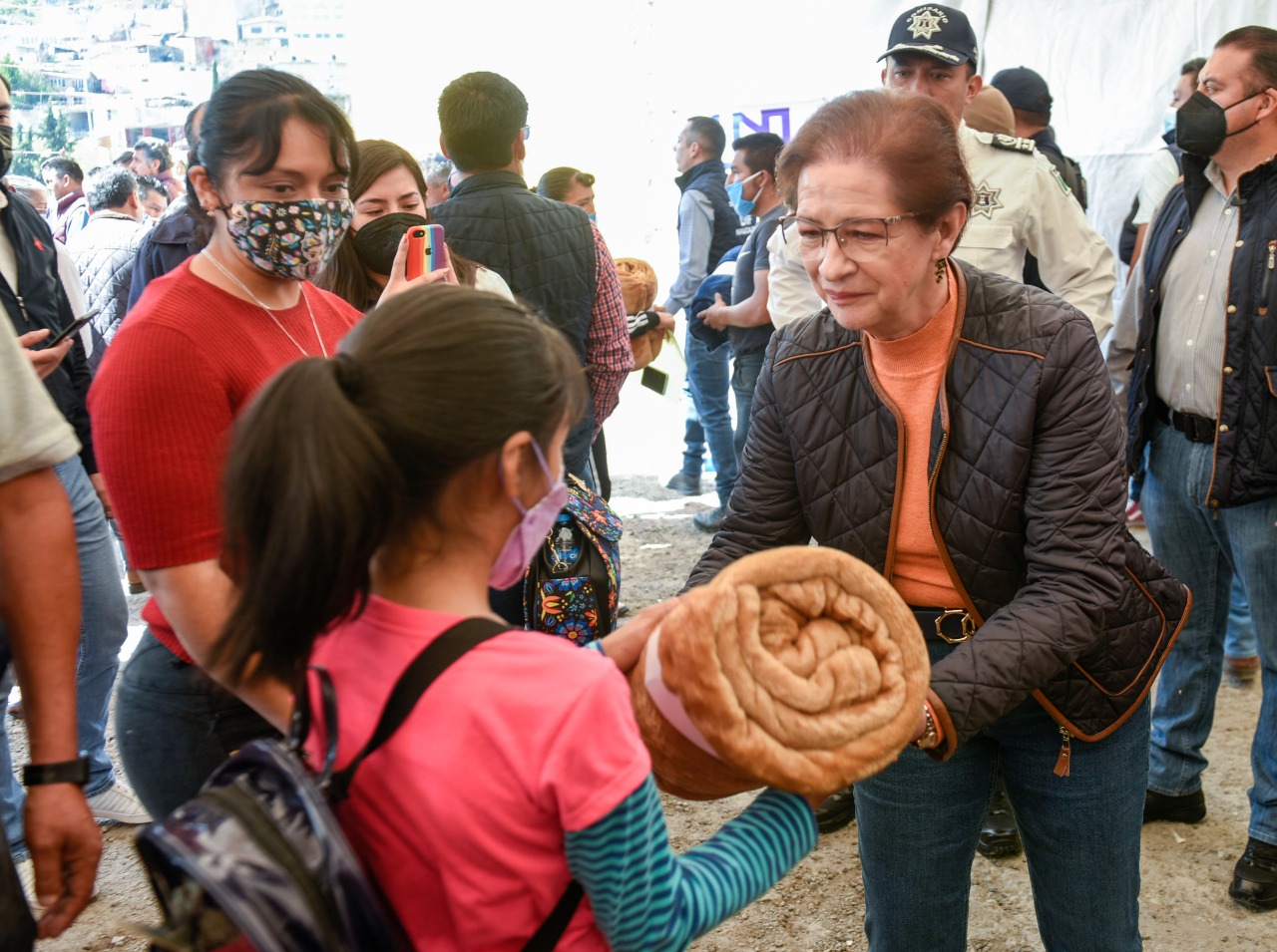 Angélica Moya entrega cobijas en Chimalpa