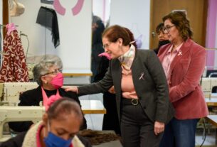 Mujeres realizan accesorios para pacientes con cáncer en Naucalpan