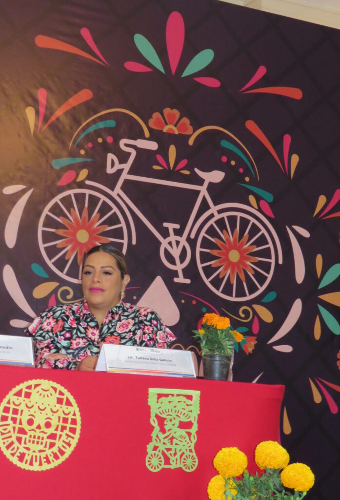 Tatiana Ortiz y su camuflaje de flores, bicicleta y adornos de papel picado