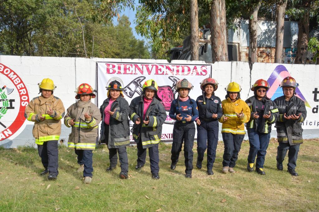 Mujeres bomberas listas para atacar emergencias