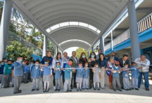 Niños y el alcalde de Atizapán de Zaragoza, Pedro Rodríguez inauguran el arcotecho