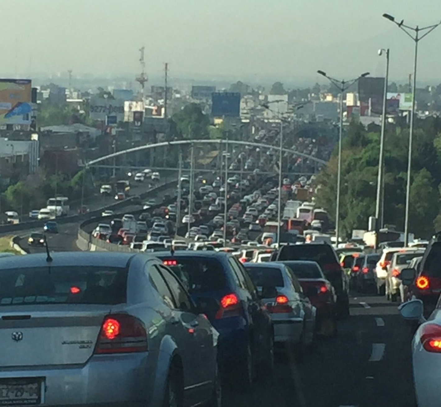 Mejora calidad de aire pero no el tráfico en Valle de México