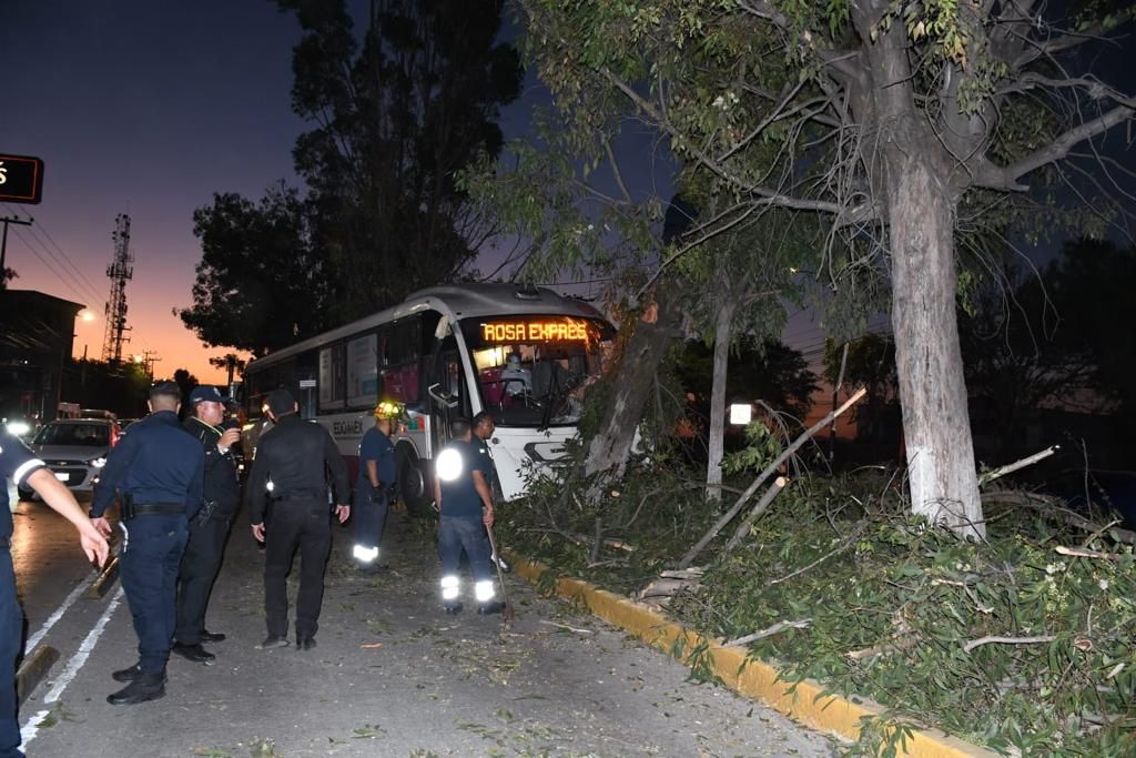 Paramédicos de Tultitlán y elementos de la Secretaría de Seguridad del Estado de México en el accidente