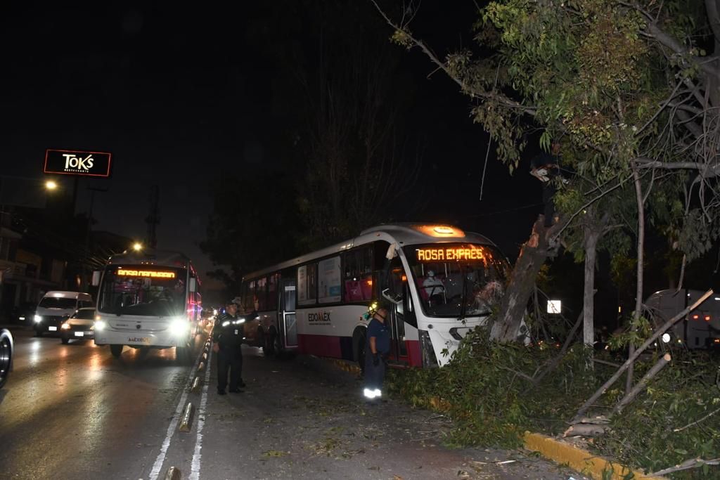 Mexibús chocó contra árbol en la avenida José López