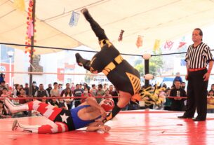 Vuela peleador en la exhibición de Lucha Libre en Huixquilucan