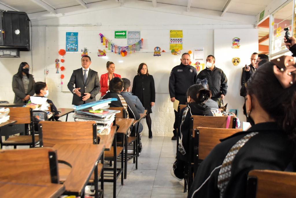 El alcalde Tony Rodríguez pasa por las aulas en la revisión de mochilas
