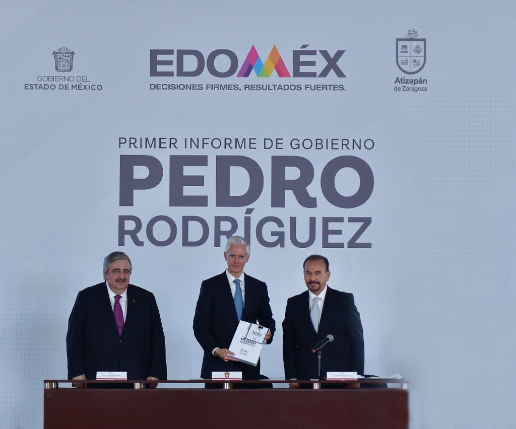 El gobernador del Estado de México, Alfredo del Mazo recibe el informe del alcalde de Atizapán de Zaragoza, Pedro Rodríguez, los acompaña el titular del Poder Judicial, Ricardo Sodi