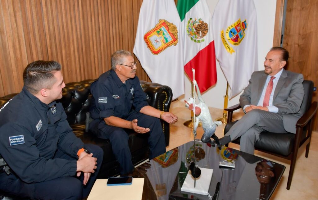 El director Fabián Gómez, el policía Flores y el alcalde Pedro Rodríguez
