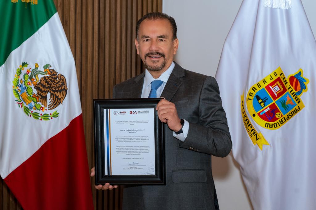 El alcalde Pedro Rodríguez muestra el documento de la agencia estadounidense