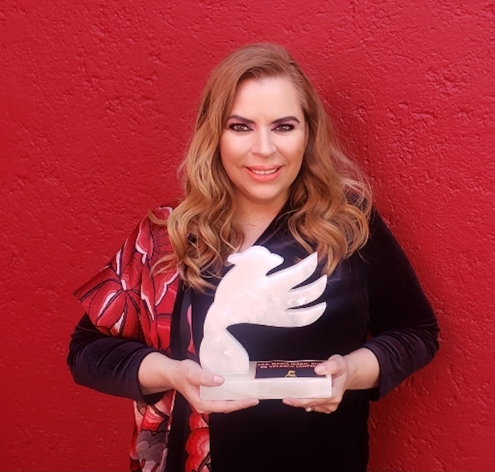 Isabel Ruiz de Velasco recibe premio Ave Fénix