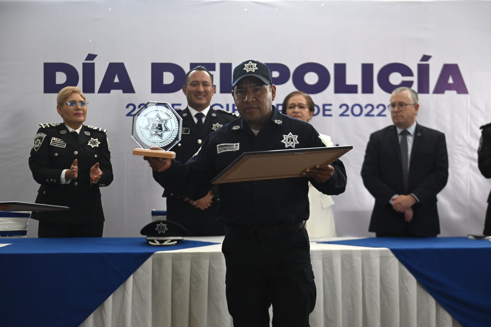 Premios en efectivo y reconocimientos reciben policías destacados de Naucalpan