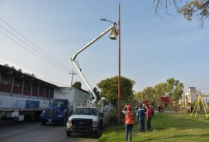 Cambio de lámparas y rescate de espacios públicos para seguridad de las familias en Tlalnepantla