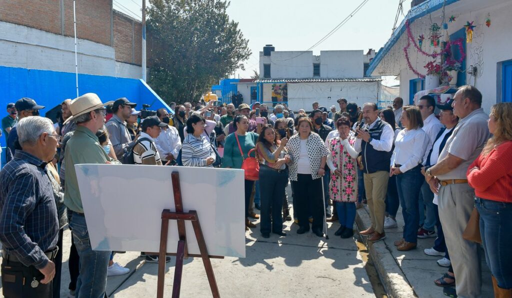 Pedro Rodríguez con habitantes beneficiados por reparación de tanque de agua