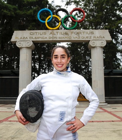 Tamara Vega como esgrimista, uno de los cinco deportes que debe dominar