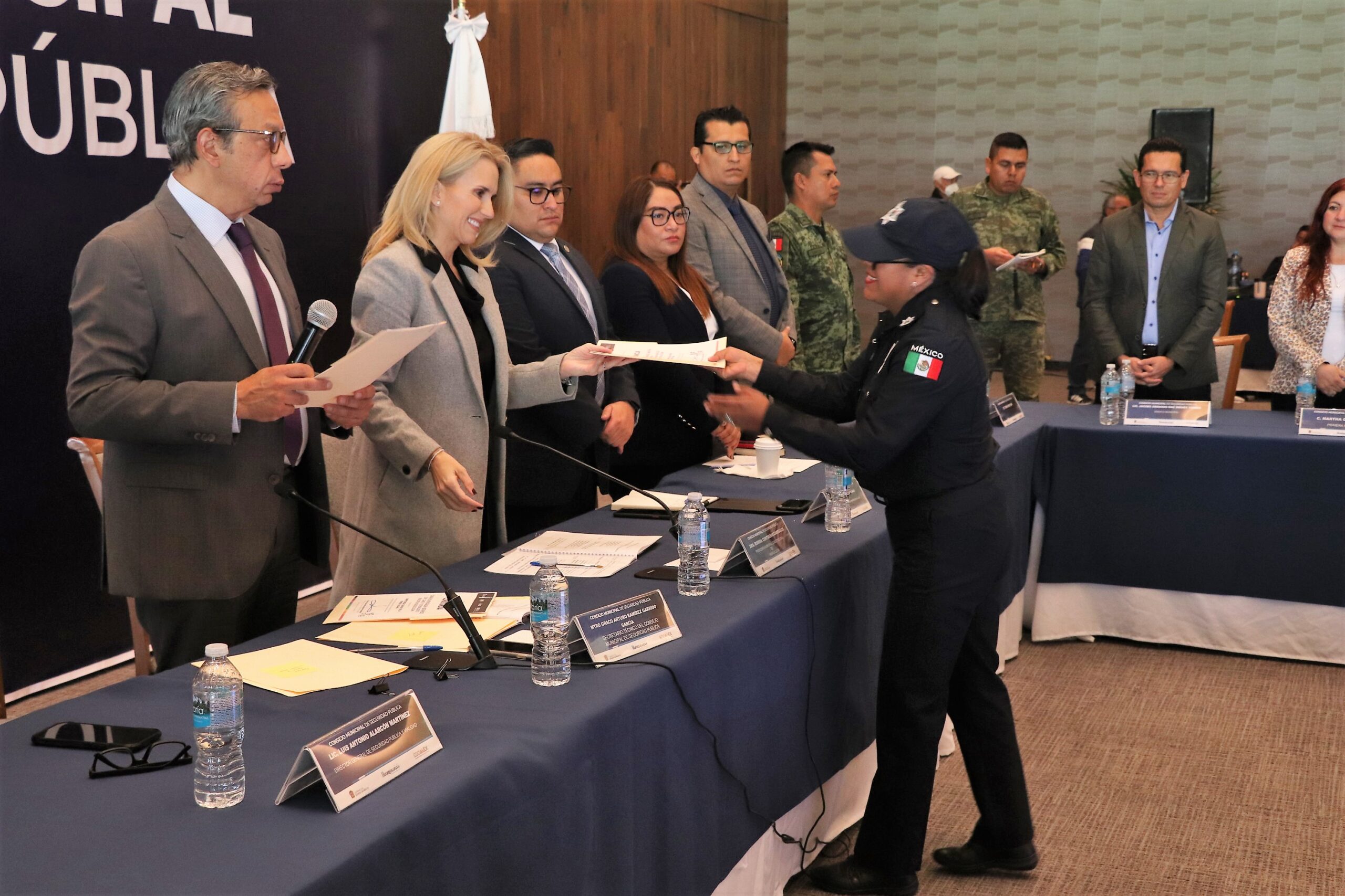 Romina Contreras entrega reconocimientos a policías por cursos de actualización