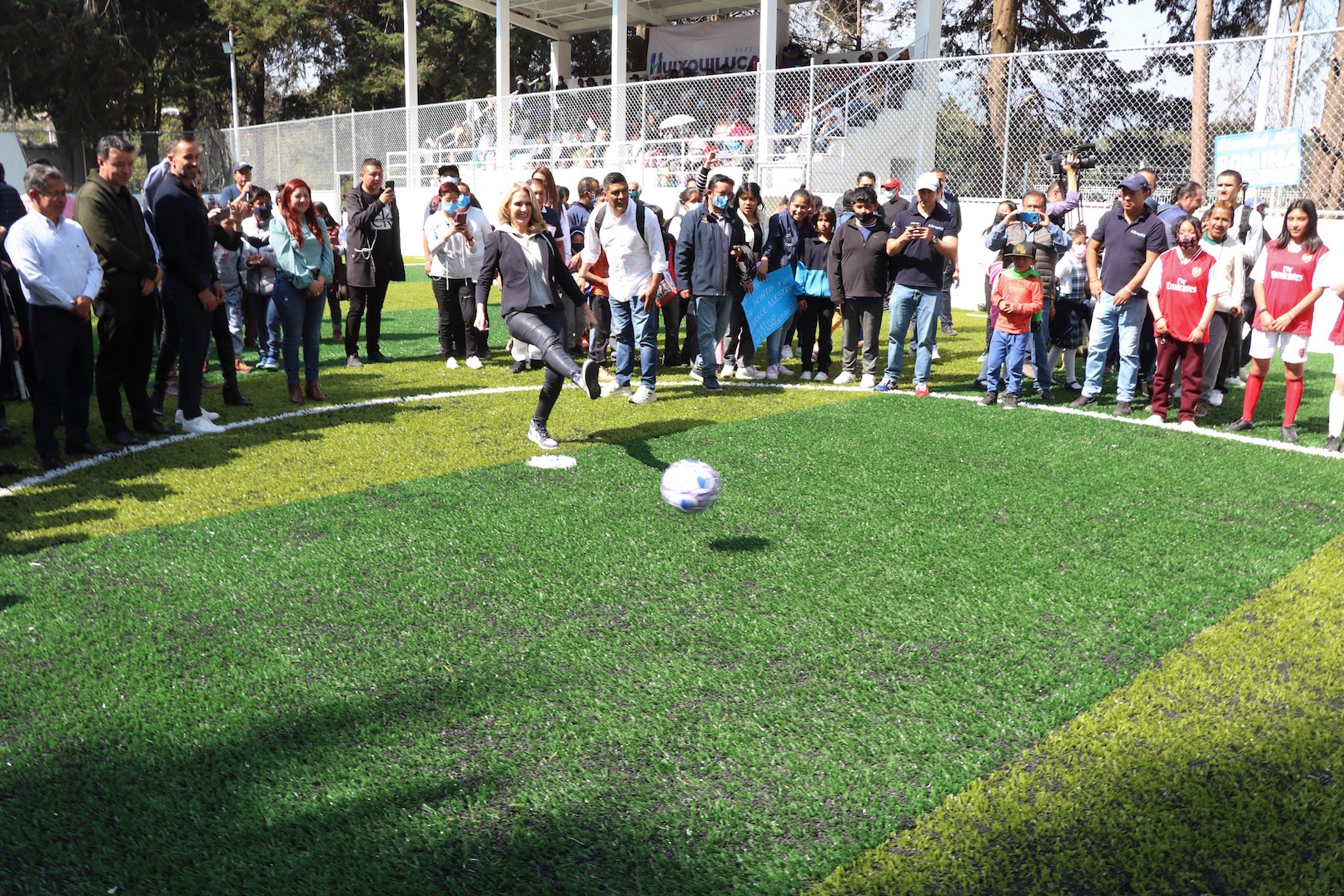 El tiro a gol en la inauguración del Deportivo San Jacinto por Romina Contreras