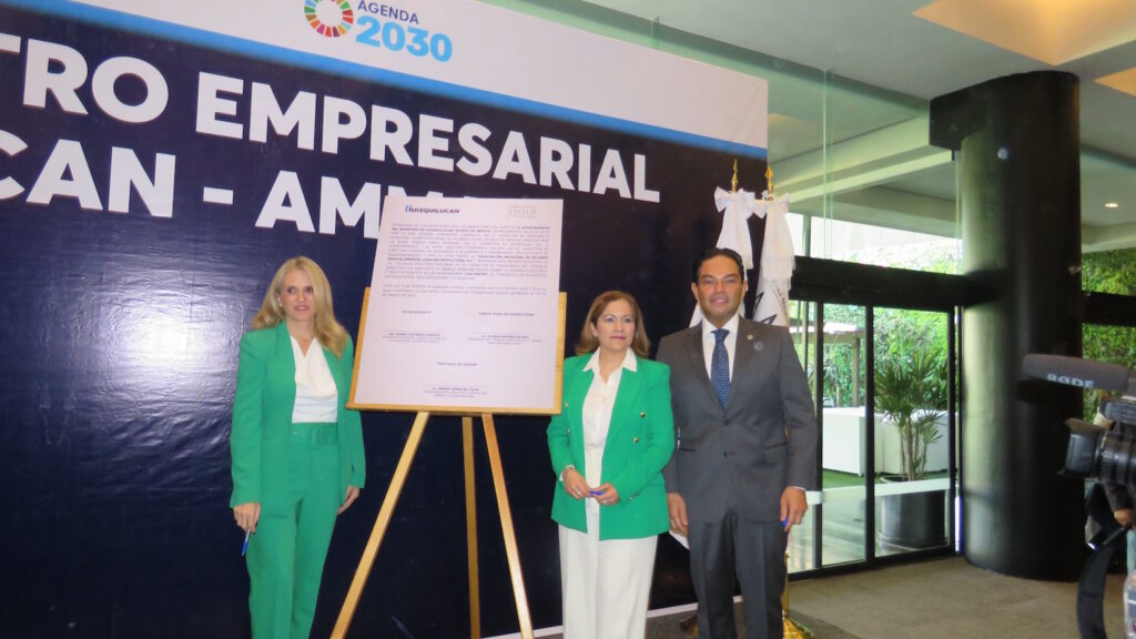 Convenio que firma la alcaldesa Romina Contreras, la presidenta de AMMJE, Yolanda Martínez y el coordinador de GPPAN Edomex, Enrique Vargas