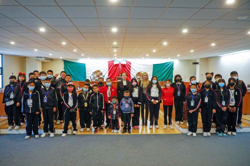 Estudiantes de primaria y la alcaldesa de Naucalpan, Angélica Moya Marín