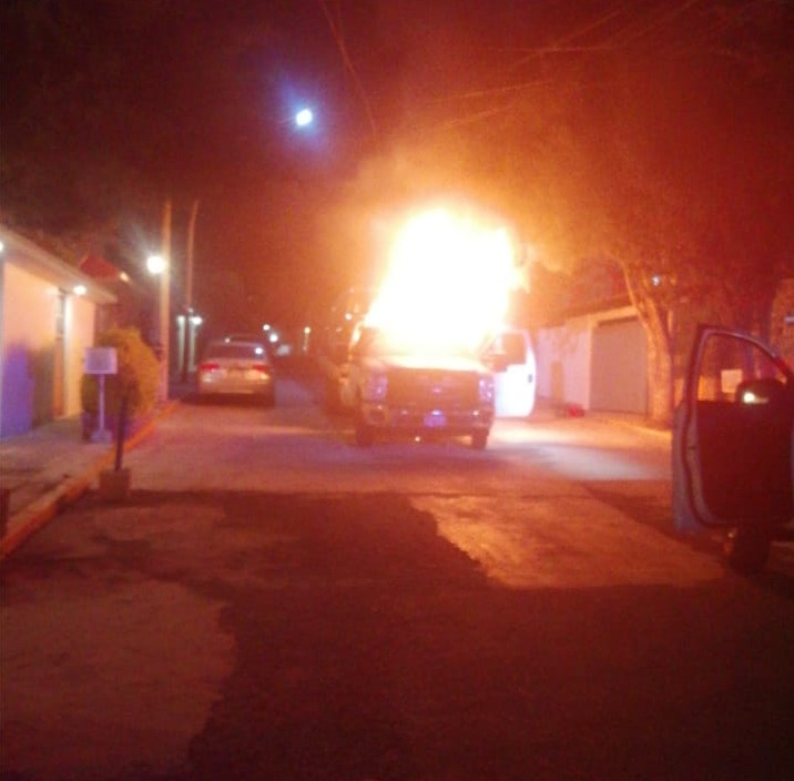 Fuego peligroso de grúa en Naucalpan