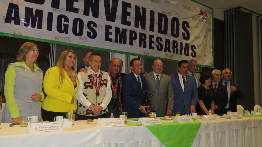 Raúl Chaparro recibe medalla y Arturo Piña Águila de Pueblos Indígenas del Estado de México