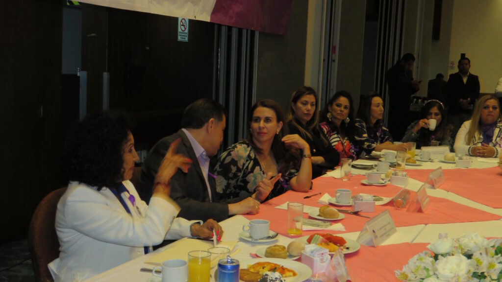 Marina Salgado de Parra y Perla de Ealy Ortiz, entre las que presidieron evento de empresarias mexiquenses