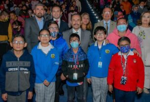 Niños beneficiados con lentes y el alcalde de Atizapán de Zaragoza, Pedro Rodríguez Villegas