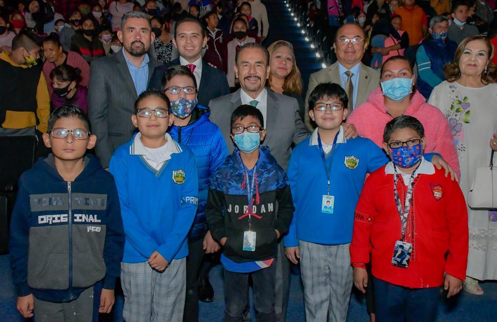 Niños beneficiados con lentes y el alcalde de Atizapán de Zaragoza, Pedro Rodríguez Villegas