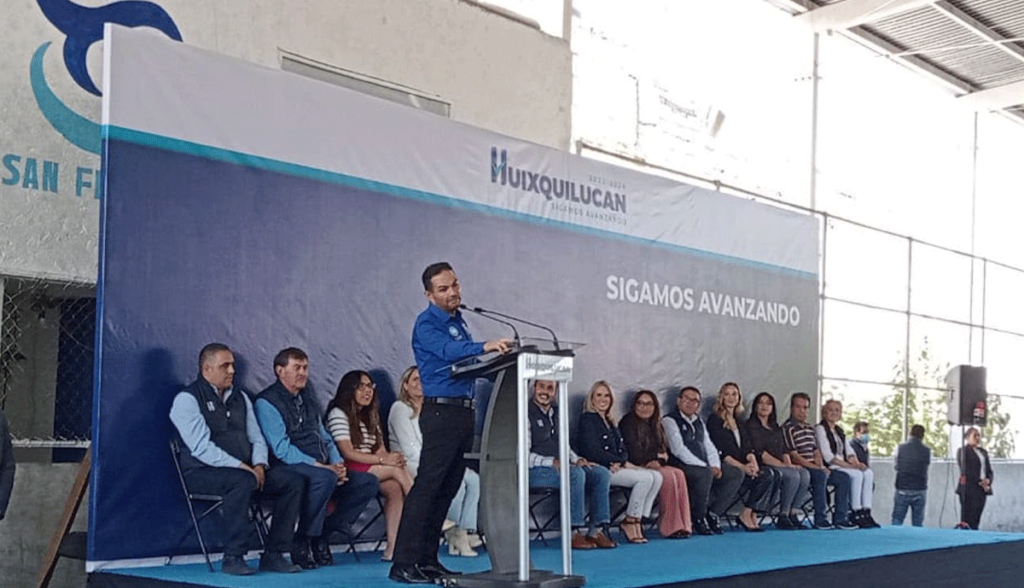 Enrique Vargas del Villar en Huixquilucan en entrega de apoyos económicos