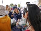 Romina Contreras entrega alimentos en la comunidad de El Hielo