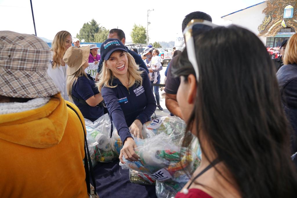 Romina Contreras entrega alimentos en la comunidad de El Hielo