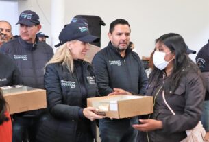 Romina Contreras entrega despensas en zona indígena de Huixquilucan