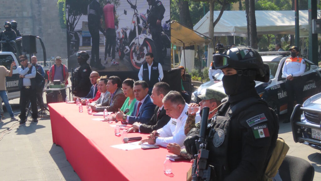 Tony Rodríguez con funcionarios estatales, municipales y de la Sedena muestra las revisiones a motociclistas