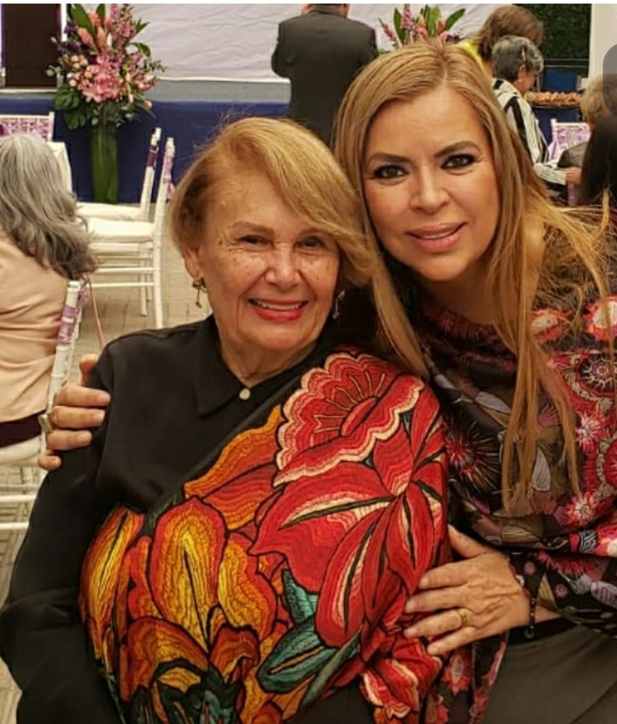 Lolita Menchaca con la artista plástica Isabel Ruiz de Velasco