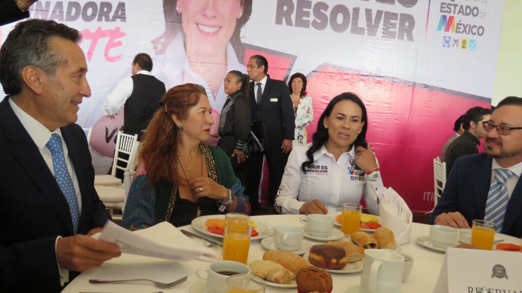 Alejandra del Moral con dirigente de ASECEM, Raúl Chaparro, líderes vecinales y de agrupaciones civiles