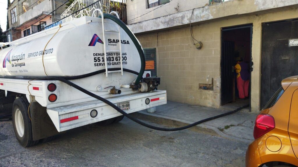 Baja de abasto de agua lo remedian con pipas en Atizapán de Zaragoza