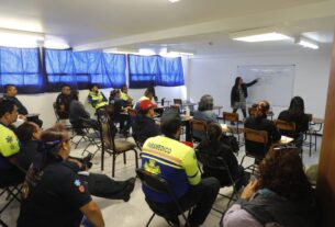 Elementos de PC y bomberos de Naucalpan aprenden lenguaje de señas