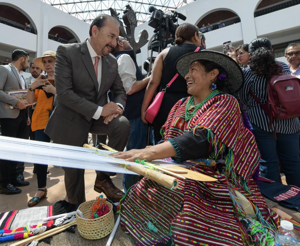 Alcalde Pedro Rodríguez Villegas con textilera mazahua