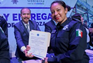 El alcalde Pedro Rodríguez entrega constancia de grado a mujer policía