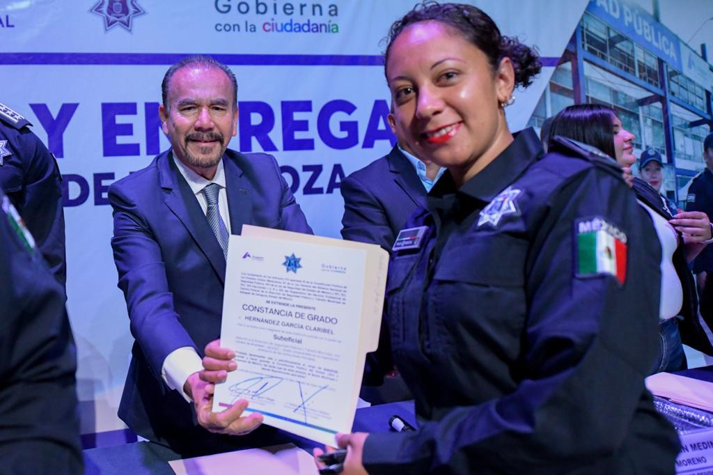 El alcalde Pedro Rodríguez entrega constancia de grado a mujer policía