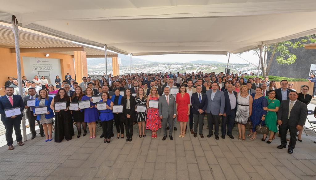 Ante dirigentes sociales, empresariales, y funcionarios de gobierno entregan premio a Atizapán de Zaragoza