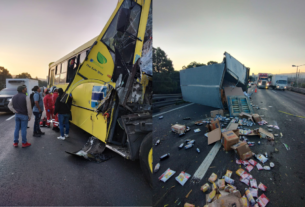 Camión que chocó contra camioneta en carretera México-Toluca