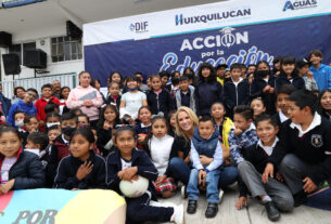 Niños agradecidos rodean a la alcaldesa Romina Contreras