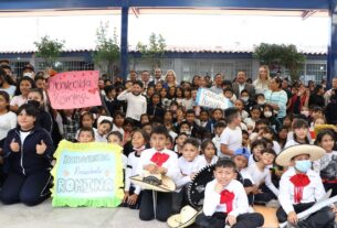 Niños festejan renovación de su escuela en Huixquilucan