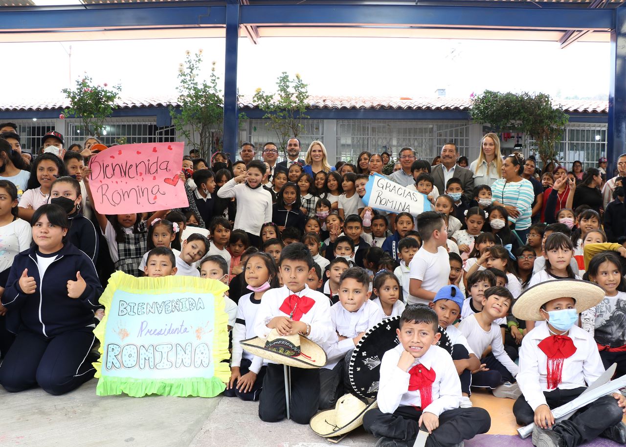 Niños festejan renovación de su escuela en Huixquilucan