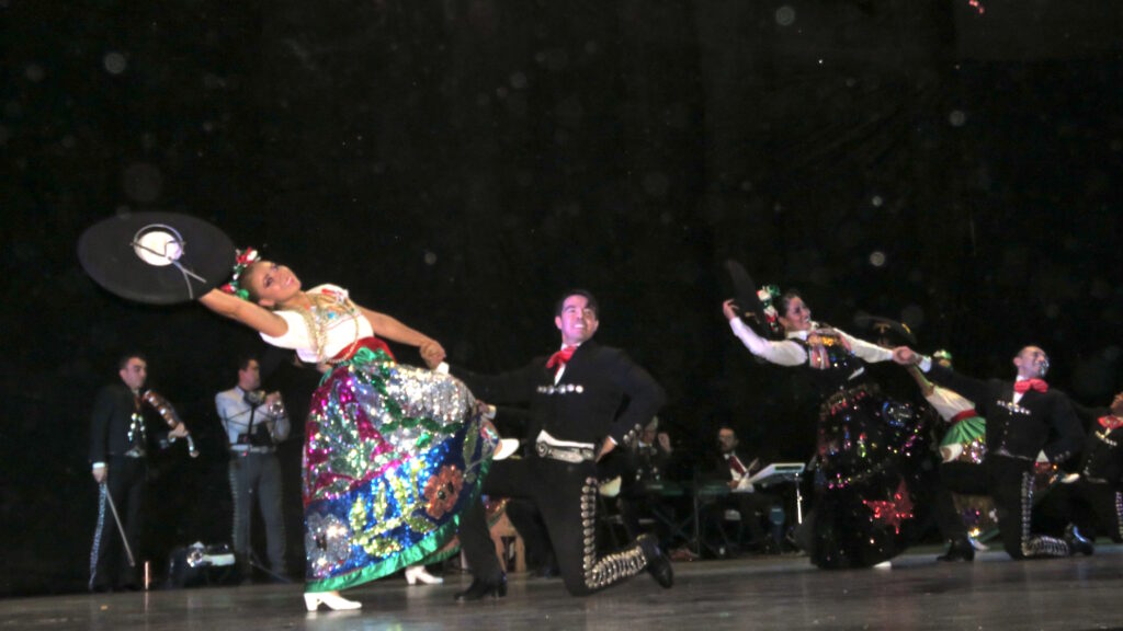 El Jarabe Tapatío no podía faltar en la presentación del Ballet Amo a México en Tlalnepantla