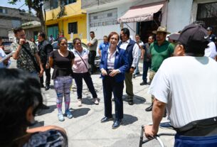 Ciudadanos, funcionarios, moderados por la alcaldesa Angélica Moya para reparar calle