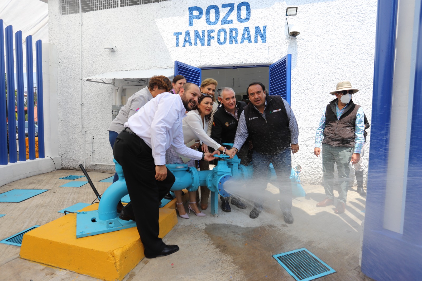 Chorro de agua en pozo de agua a prueba OAPAS, Naucalpan